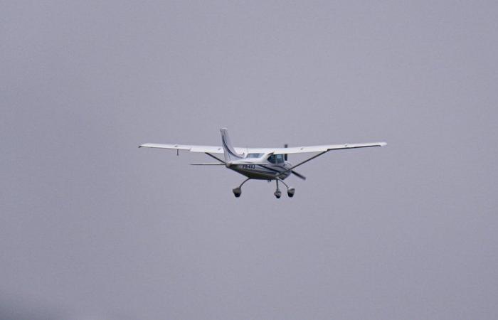 Beim Absturz eines Touristenflugzeugs gegen eine Hauswand in der Vendée kommen zwei Menschen ums Leben