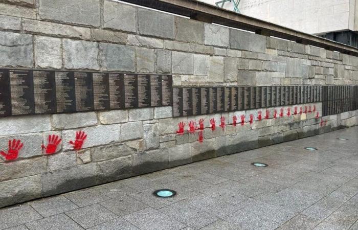 Rote Hände am Holocaust-Mahnmal in Paris markiert: Einer der Verdächtigen wurde an Frankreich ausgeliefert und inhaftiert