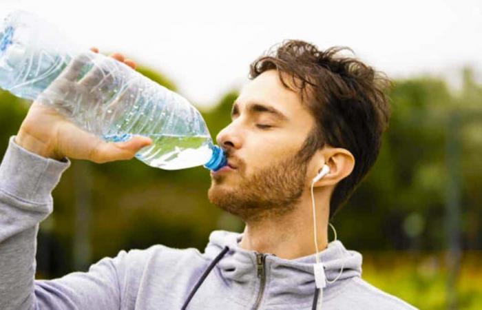 Dieser Fehler, den jeder mit seiner Wasserflasche macht, ist sehr gefährlich für Ihre Gesundheit