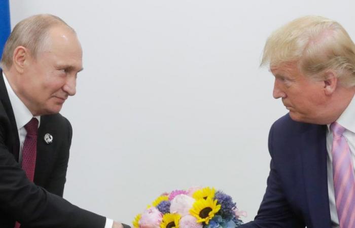 Trump soll inmitten der Pandemie angeblich heimlich Covid-Tests an Putin geschickt haben, wie journalistische Untersuchungen ergeben