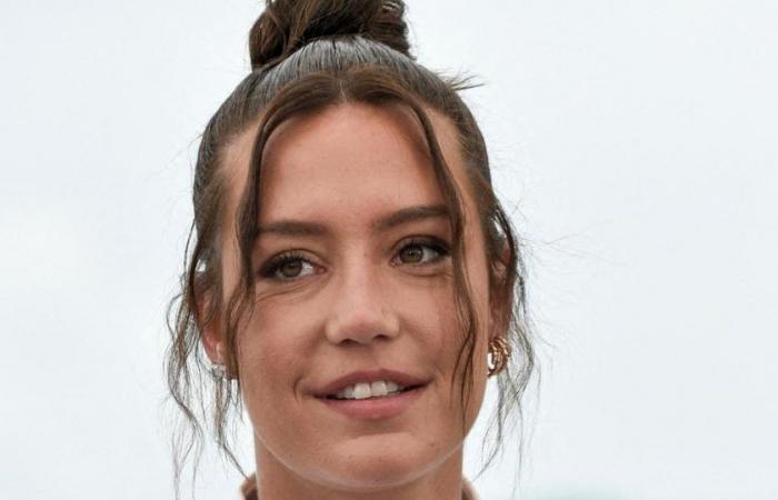 Adèle Exarchopoulos ohne Make-up, aber mit einem Anti-Pickel-Herzpflaster wirbt für L’Amour ouf