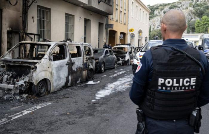 Vier Polizeiautos wurden vor dem Polizeirevier in Brand gesteckt, CRS 81 wurde zum Unfallort geschickt