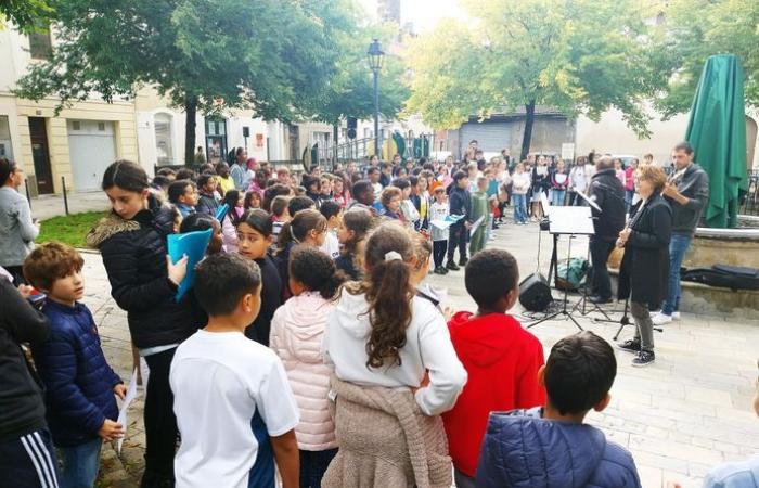 Pamiers: eine Statue von Paul Toupet auf dem Place Tournier, der erste Schritt einer kulturellen Route durch die Altstadt