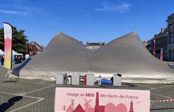 Auf dem Grand-Place in Hazebrouck ein riesiges Bauwerk zur Sensibilisierung für die Brustkrebsvorsorge