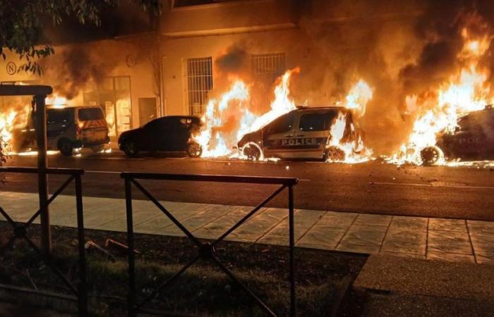 Mehrere Polizeiautos brannten und die Polizeistation wurde evakuiert