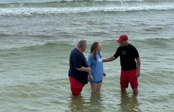 Christus unter den Palapas einer Tiki-Bar in Florida preisen