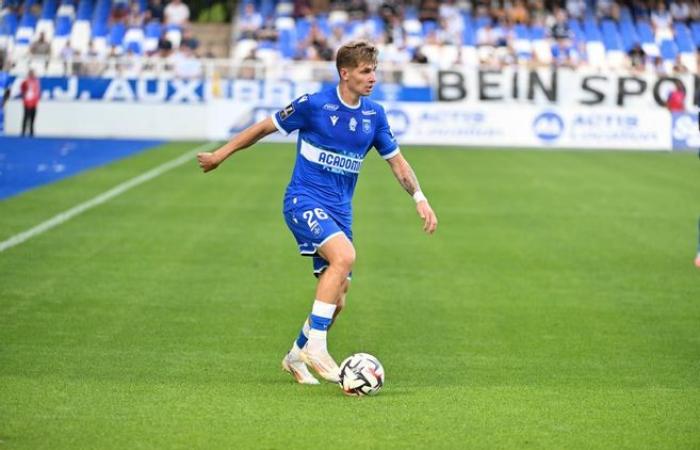 Der Außenverteidiger von AJ Auxerre, Paul Joly, verletzte sich am Knie und fehlte mehrere Wochen