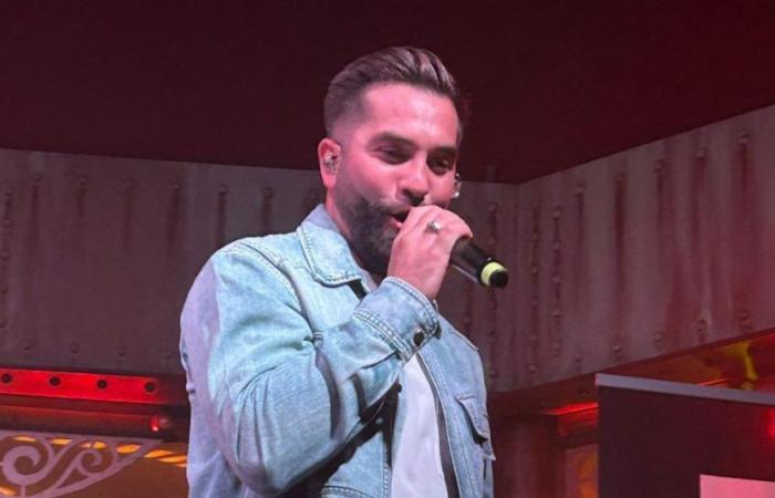 Bewegt findet Kendji sein Publikum und zündet während seiner Show in Waterloo (Video)