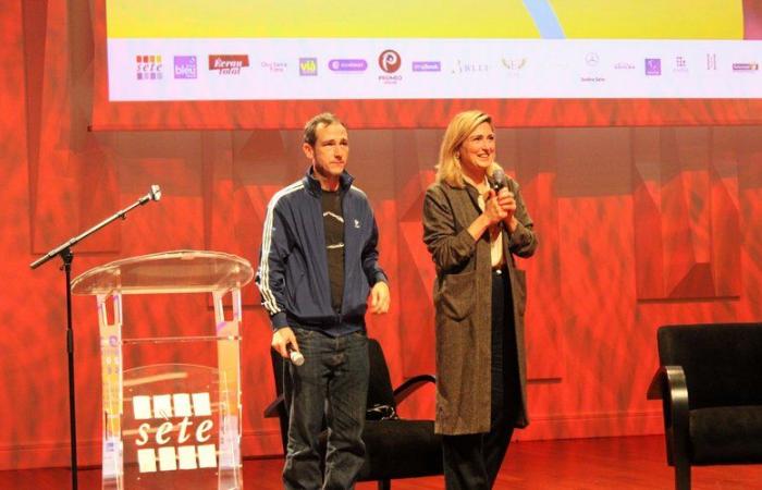 Julie Gayet in Sète, um mit Oberstufenschülern über Feminismus, Kino und Agnès Varda zu sprechen