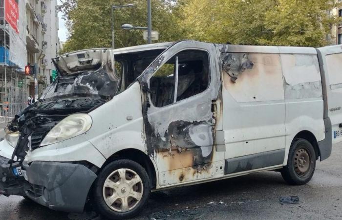 Ein Lieferwagen brennt in der Innenstadt von Grenoble nach einem bewaffneten Angriff auf einen gepanzerten Lieferwagen