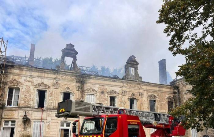 Nach dem Brand dieser Burg im Süden der Sarthe kam es zur Verwüstung