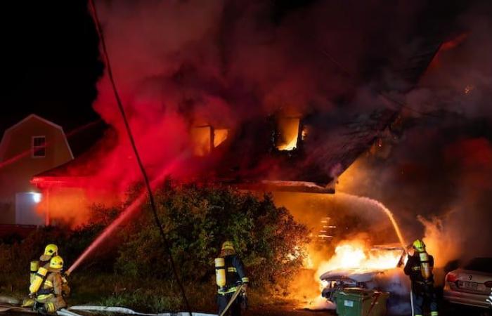 Ein von Flammen verwüstetes Wohnhaus in Saint-Ferréol-les-Neiges