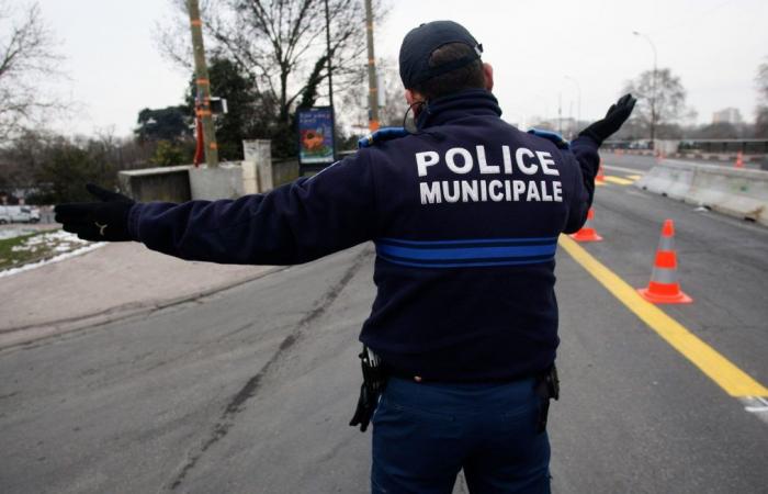 Ein Rollerfahrer wurde gesucht, nachdem er einem städtischen Polizisten begegnet war