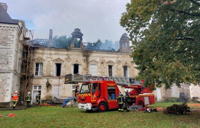 In Mansigné wurde eine Burg durch Flammen zerstört