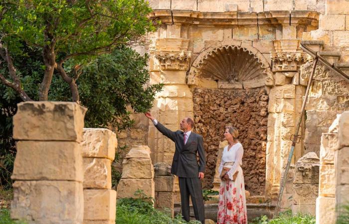 Prinz Edward reproduziert ein Foto seiner Eltern, Elizabeth II. und Philip, in Malta