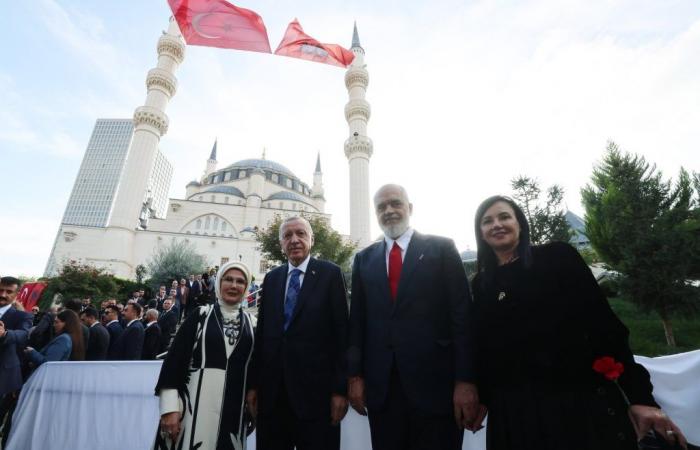 Präsident Erdoğan weiht größte Moschee auf dem Balkan ein