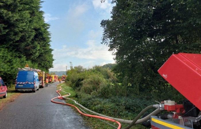 In Mansigné wurde eine Burg durch Flammen zerstört