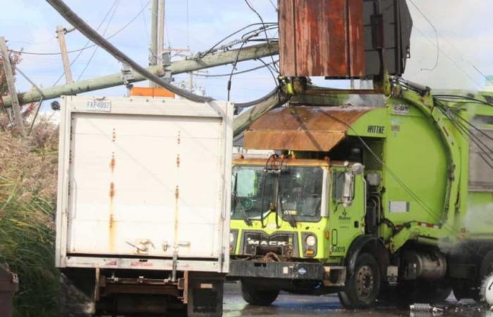 [EN IMAGES] Müllwagen reißt Strommast in Quebec um