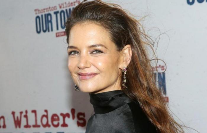 Der prächtige Auftritt von Katie Holmes in einem schwarzen Satinkleid am Broadway