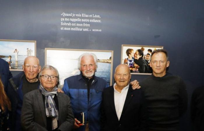 Yann Arthus-Bertrand bewundert neben Marc Ladreit de Lacharrière ein kraftvolles und seltenes Werk