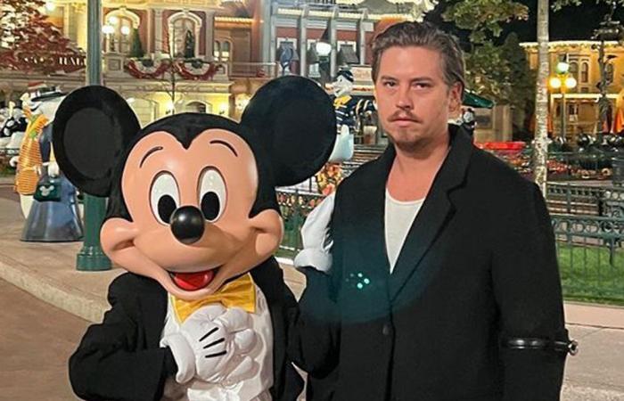 Cole Sprouse unternimmt eine Reise in die Vergangenheit im Disneyland Paris