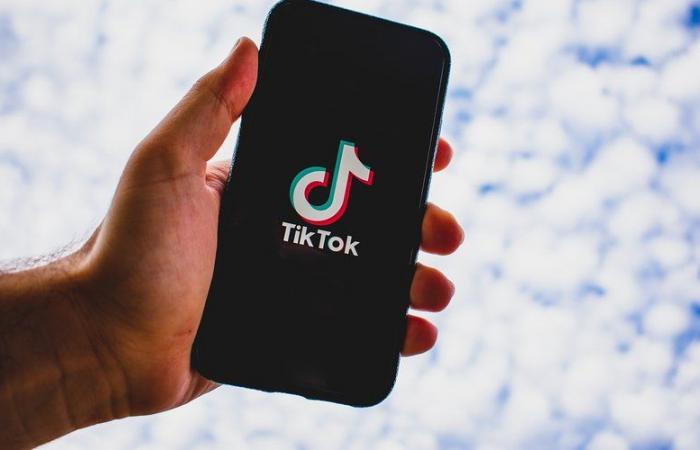 TikTok setzt bei der Moderation seiner Inhalte auf KI und informiert Mitarbeiter per E-Mail über ihre Entlassung