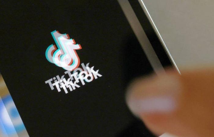 TikTok entfernt Hunderte von Moderatoren zugunsten von KI, während diese wegen ihrer schädlichen Auswirkungen auf junge Menschen kritisiert wird – Libération