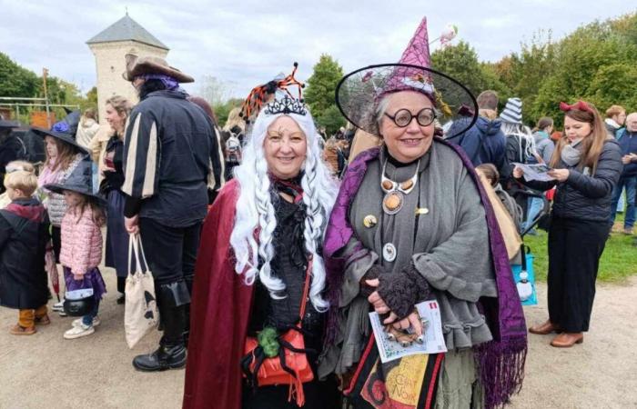 In Bildern. Zoé und Gisèle laden Sie zum Hexenfest ein, wo das Publikum das Verkleidungsspiel spielt!