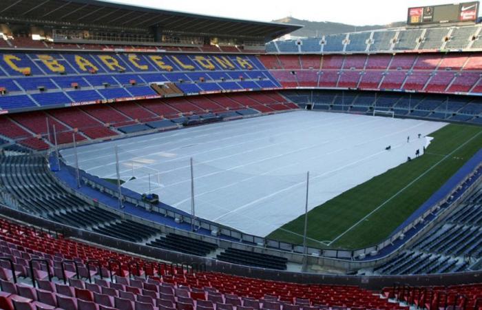 Barça kann es nicht glauben: Auf der Stadionbaustelle schlagen Arbeiter mit Holzstangen aufeinander ein