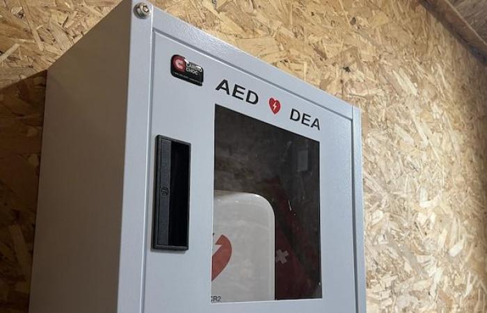 Schließen Sie sich zusammen, um in ländlichen Gebieten einen Herzdefibrillator zu kaufen