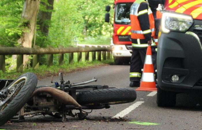 Schrecklicher Unfall zwischen einem Motorrad und einem Auto, ein junges Opfer in absoluter Not