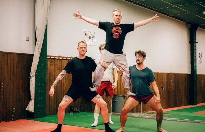 In Lille verspotten Cheerleader Sexismus mit Pompons