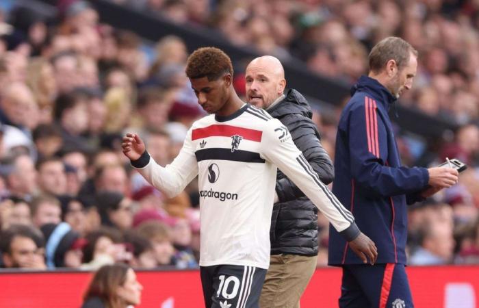 Ein Fan der Red Devils bringt ein Mikrofon in die Umkleidekabine, um Spieler und Trainer auszuspionieren