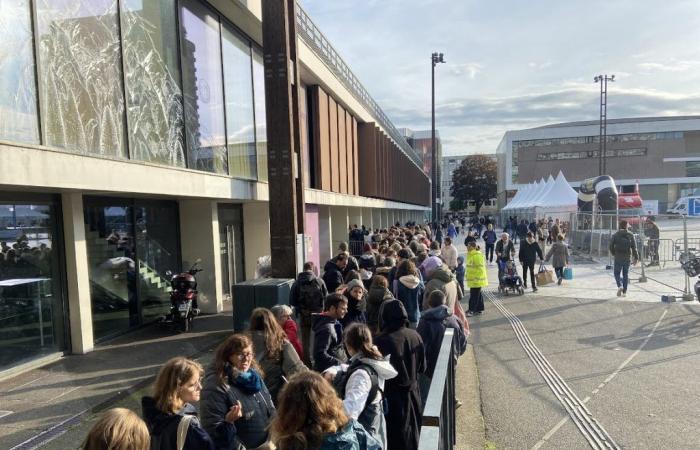 In Rennes stehen mehr als 3.000 Menschen Schlange für den Ausverkauf der Olympischen Spiele