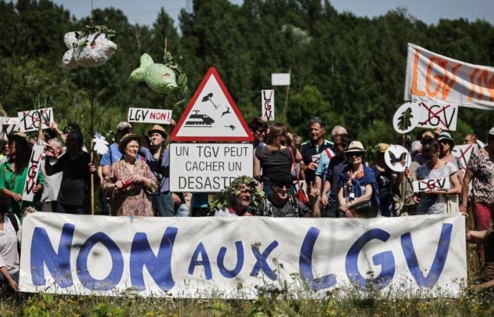 Gegner versammeln sich unter Beobachtung in der Gironde