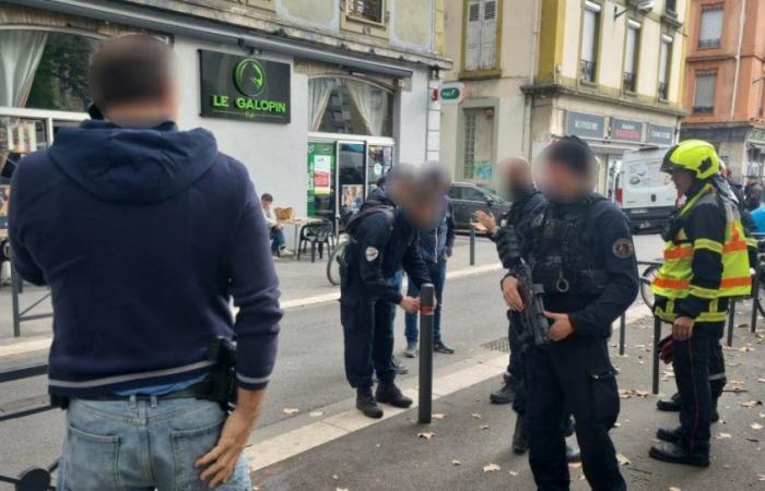 Grenoble. Auf dem Place Saint-Bruno, mitten auf dem Markt, wurden Schüsse abgefeuert!