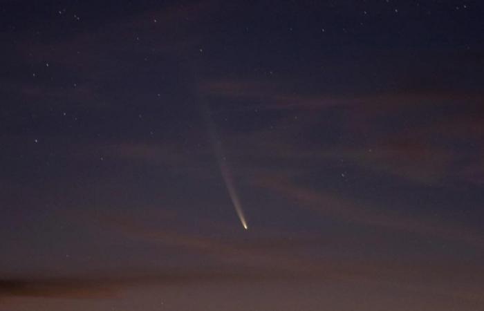 wie man es sieht und erkennt, wenn es durch den Himmel fliegt