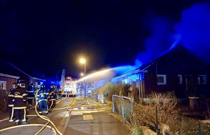 ein Feuer in einem verlassenen Haus in Auby