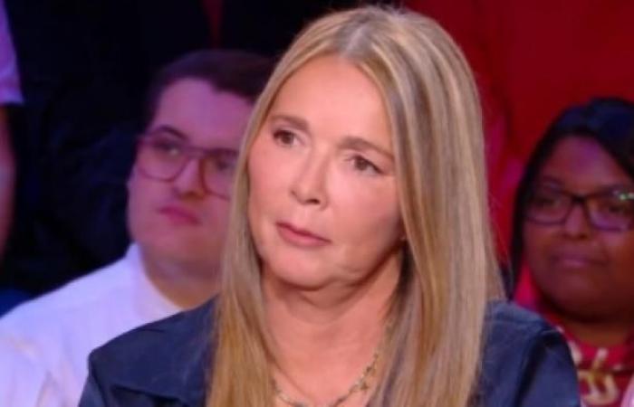 In einem seltenen Interview war Hélène Rollès gestern Abend am Set von „Quelle époque“, um auf ihren Erfolg in den 90er Jahren in Frankreich, aber auch in Asien, wo sie zu einem großen Star wurde, zurückzublicken – Sehen Sie sich das an