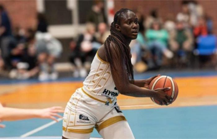 Ndeye Khady Sène Imperial (17 Punkte) Dover spielt gegen Chartres (95-41)