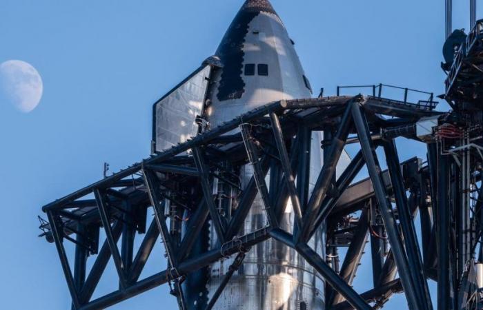 SpaceX holt die erste Stufe seiner Megarakete nach einem Flug zurück, eine historische Premiere