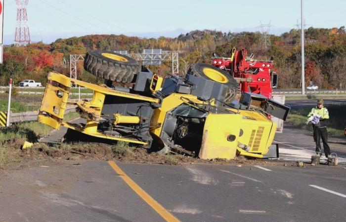 Ein schweres Fahrzeug kippt auf der A-20 in der Nähe der Pierre-Laporte-Brücke um