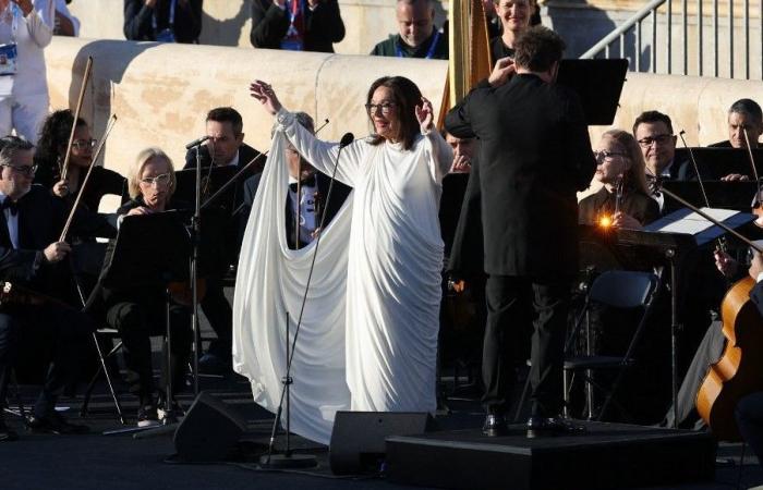 Mit 90 Jahren möchte sich die legendäre griechische Sängerin Nana Mouskouri von der Bühne verabschieden