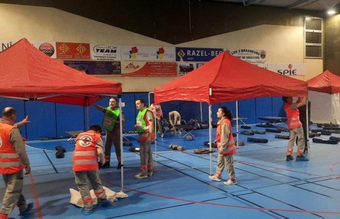 FOTOS – Ein Pflegeheim in Bouillargues wurde evakuiert. Das Rote Kreuz des Gard richtet in einer Turnhalle eine Notunterkunft ein