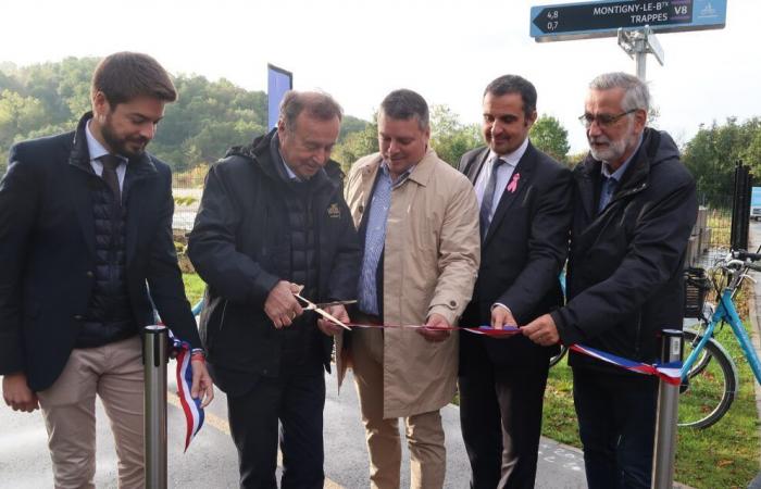 Ein Radweg entlang der D 912 zwischen Trappes und Elancourt