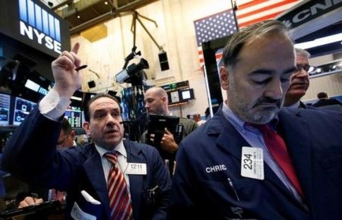 Die Wall Street eröffnet gespalten, es fehlen Nachrichten nach Rekorden