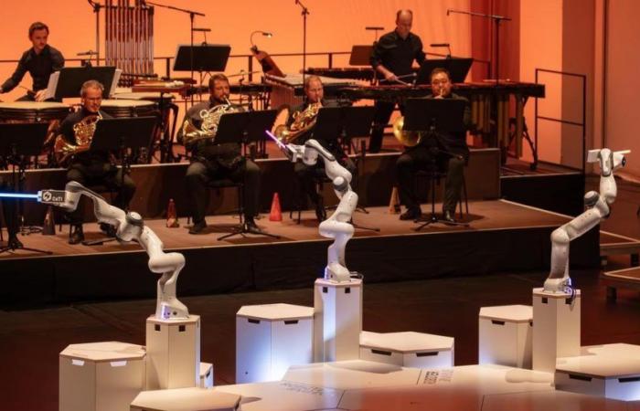 Ein Roboter dirigiert ein Symphonieorchester in Deutschland