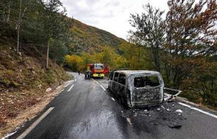 Ein Kleinbus mit acht Oberstufenschülern und ihrem Begleiter fängt auf der Straße im Val d’Aigoual Feuer