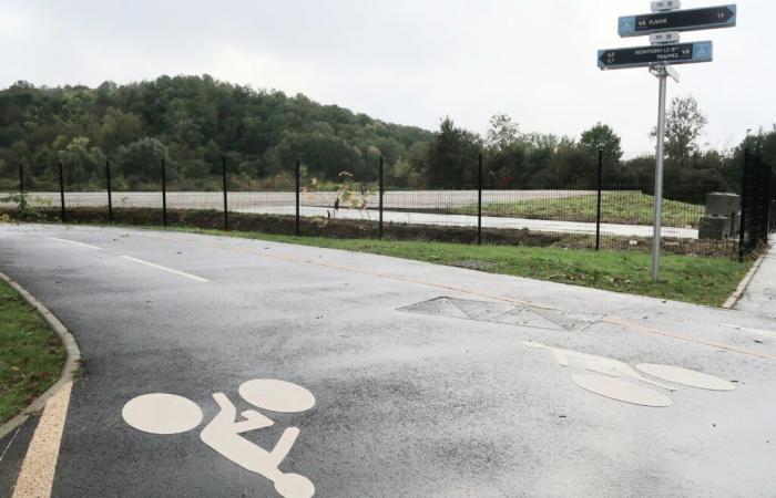 Ein Radweg entlang der D 912 zwischen Trappes und Elancourt