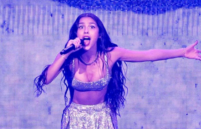 Popstar Olivia Rodrigo erleidet einen Bühnenunfall, als die Sängerin durch eine Falltür fällt